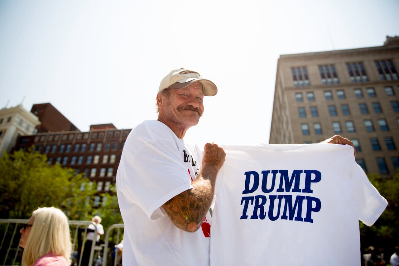 MARTES 19 DE JULIO. 12:46 PM ¿Cual es su nombre? Leo Hammer de Cleveland, Ohio, respondió. ¿Por qué muestra esa camisa contra Donald Trump? Porque las vendo, tengo una compañía que imprime camisas, respondió en el Public Square de Cleveland.