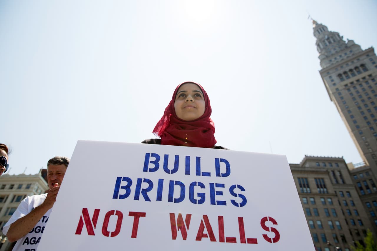 MARTES 19 DE JULIO. 12:46 PM. Sondos Mishao, manifestante de origen musulmán, pertenece al grupo Demócratas Progresistas, de Akron, Ohio. Dice que espera que Trump no sea electo, si es llega a ser el líder este país, no será seguro para nadie.