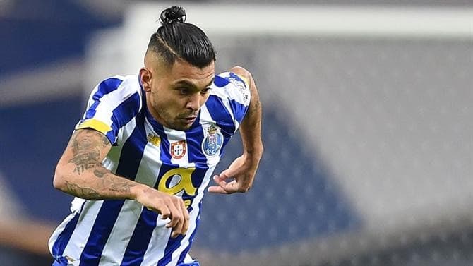 'Tecatito' Corona podría jugar ante la Juve en la Champions