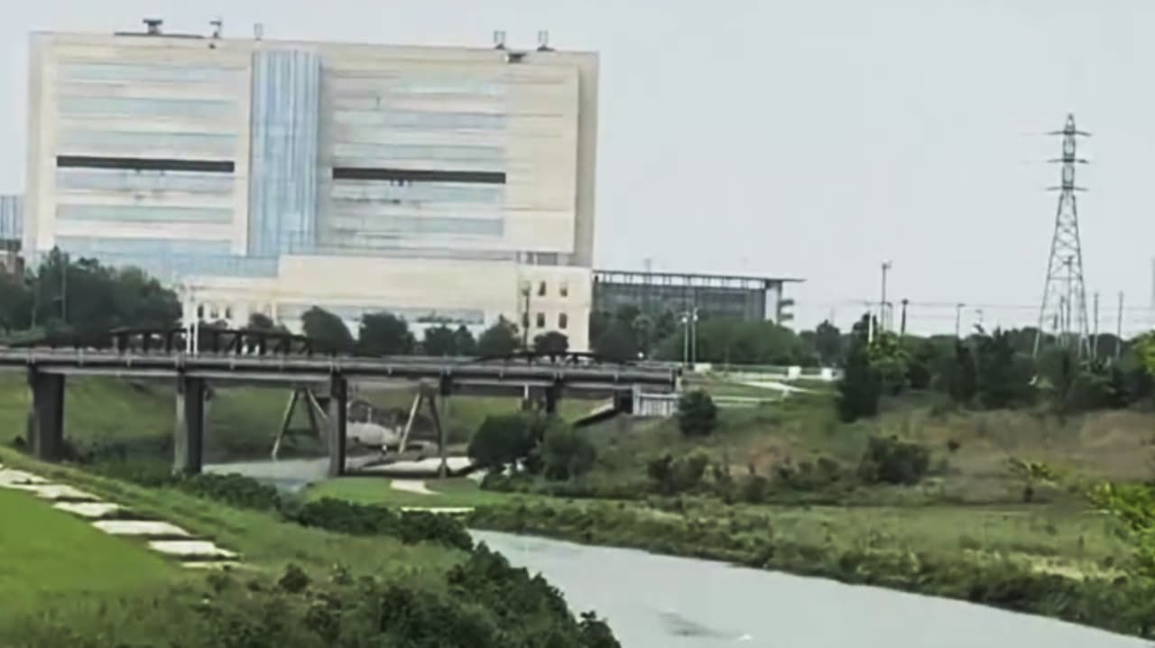 Hallan cadáver de una mujer en canal de Houston; detectives de homicidios investigan