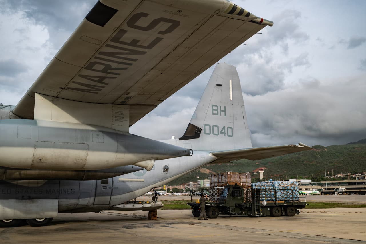 Aviadores de EE.UU. del Elemento de Respuesta de Contingencia descargan carga de un KC-130J Super Hercules del Cuerpo de Marines de EE.UU. en el Aeropuerto Internacional Simón Bolívar, Venezuela, 30 de junio de 2026.