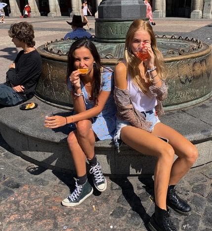 Hace unos meses viajaron a Europa para pasar las vacaciones de verano con su madre y disfrutaron más tiempo juntas.