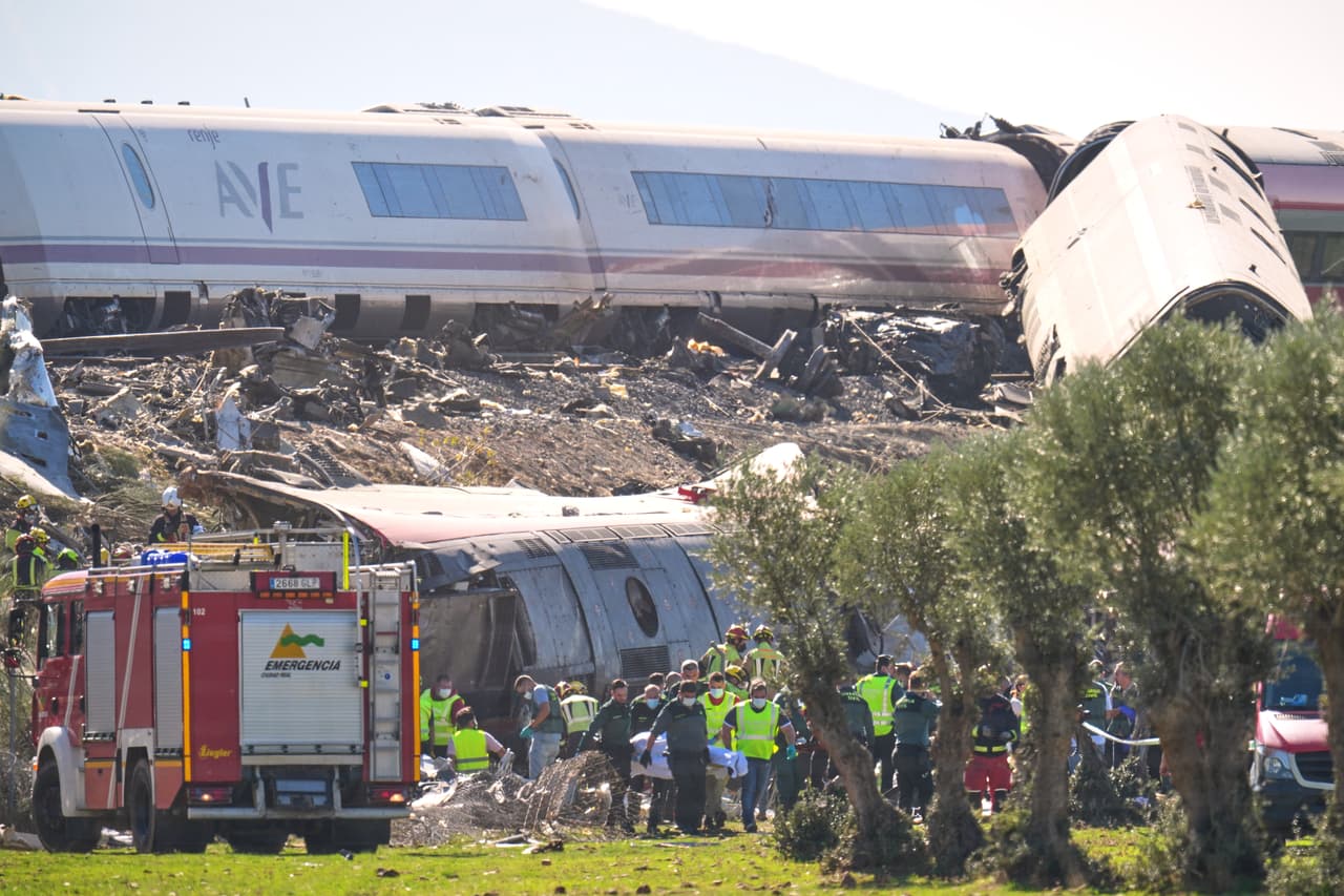 Esther Padilla, portavoz del gobierno regional de Castilla-La Mancha, dijo a la televisión pública TVE que el siniestro involucró a dos trenes de alta velocidad que circulaban en la misma dirección, de Madrid a Sevilla.