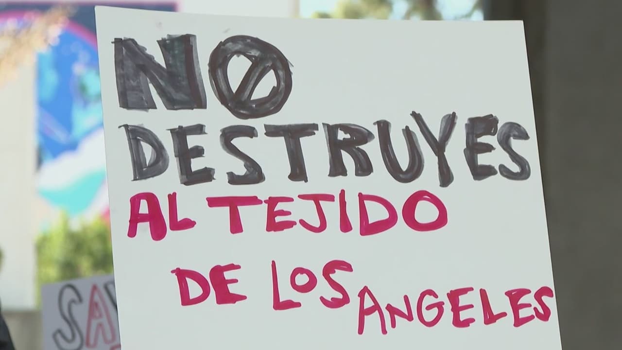 Cientos de trabajadores de costura salen a protestar: exigen que se deje intacto el lugar donde tienen sus negocios