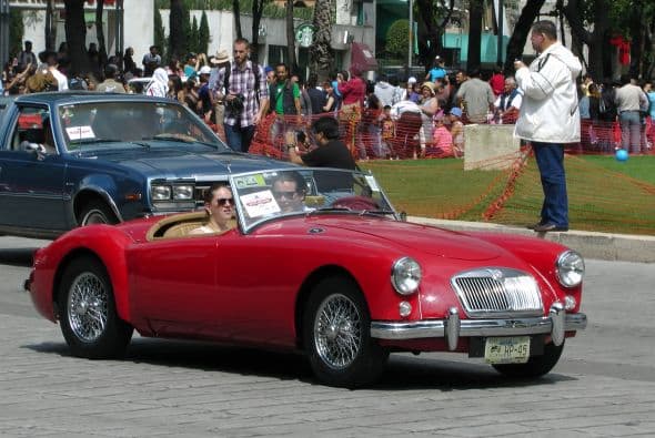 Casi dos mil vehículos clásicos desfilaron por las calles de la Ciudad de México para romper el Récord Guinness de más autos de este tipo en movimiento. Transitaron mil 721 autos, lo que superó la marca de Holanda, cuyo récord era de 948 vehículos. De acuerdo con las autoridades, el paso de estos autos clásicos fue visto por 250 mil asistentes. Circularon autos Datsun 1300, Jaguares, MG 59, Chevrolet apache, Alfa Romeo, Mercury, Porche, entre otros, que atrajeron la atención de capitalinos y visitantes. El paso de los vehículos fue interrumpido por el calentamiento de algunos que se quedaron en el camino y provocaron “cuellos de botella”; sin embargo, los organizadores confiaron en que los vehículos llegarían a la meta.