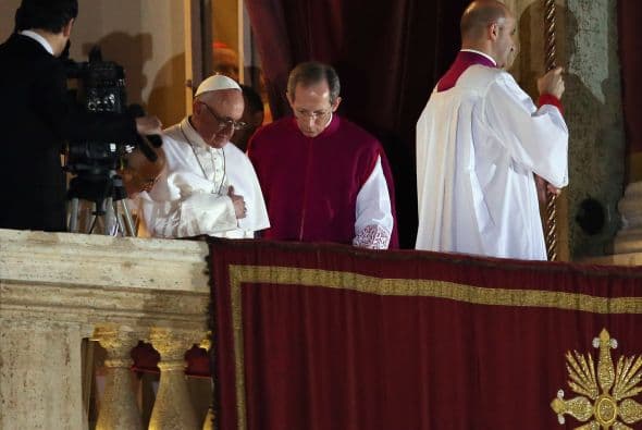 Franciso I saluda antes de retirarse del balcón. Texto de Efe.