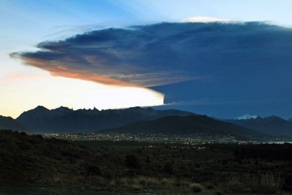 Unas 4,500 personas han sido desalojadas, la mayor parte de ellas procedentes de la localidad de Ensenada. La vista desde San Carlos de Bariloche, en Argentina.