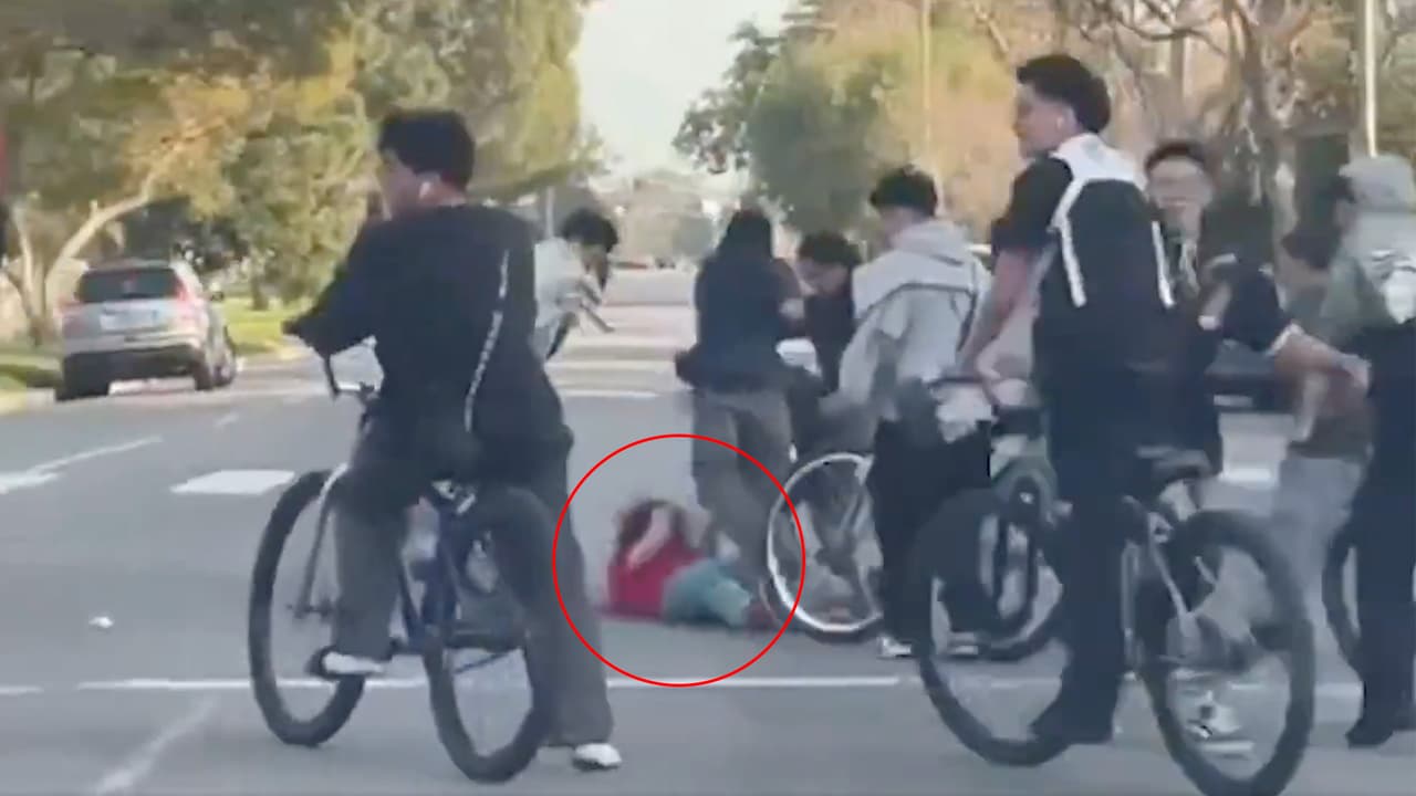 Así fue como un grupo de ciclistas adolescentes atacó a un hombre en Los Ángeles; buscan a los agresores