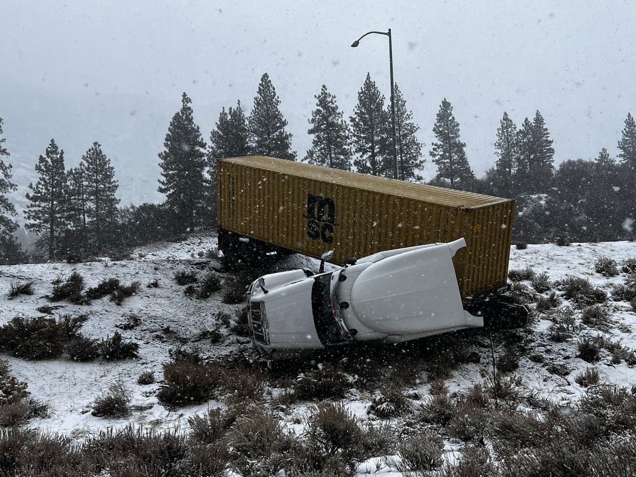 Las nevadas en la zona de la I-80, en dirección Boca hacia Alta, en los límites con el estado de Nevada, han complicado la circulación y provocado accidentes que hasta ahora afectan principalmente a camiones de grandes dimensiones.