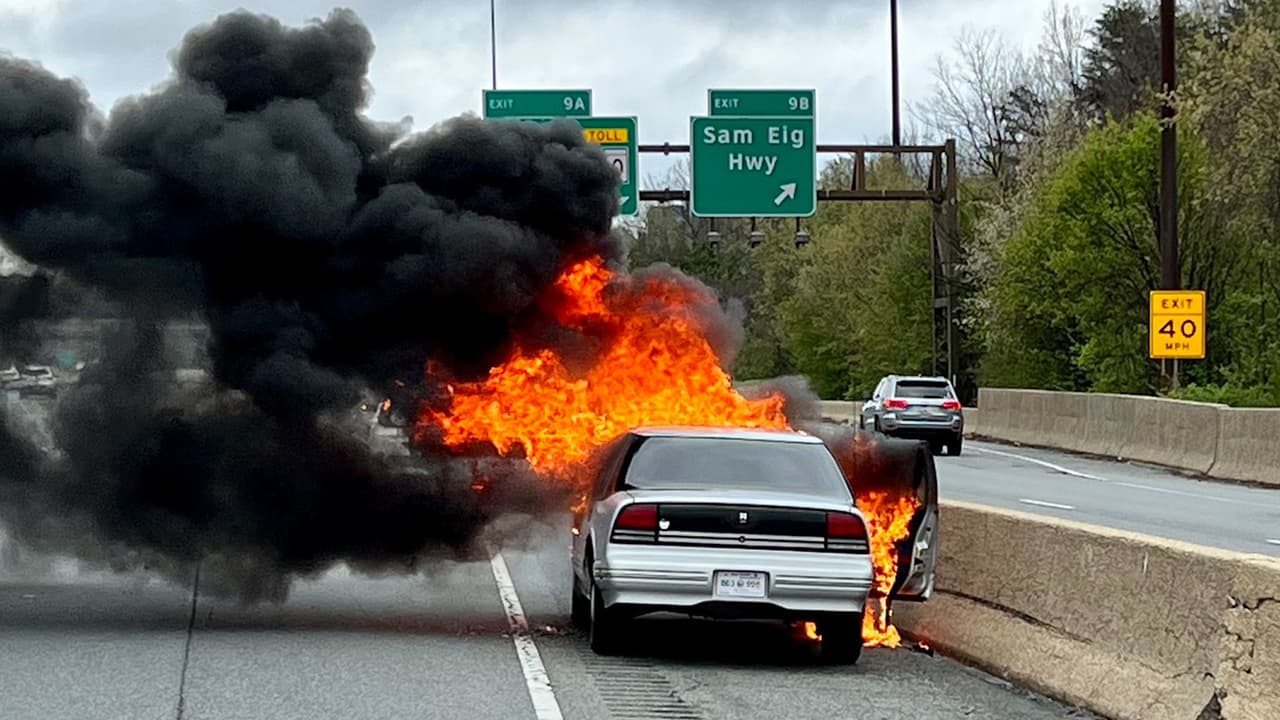 Como de película: Un coche queda envuelto en llamas en la I-270