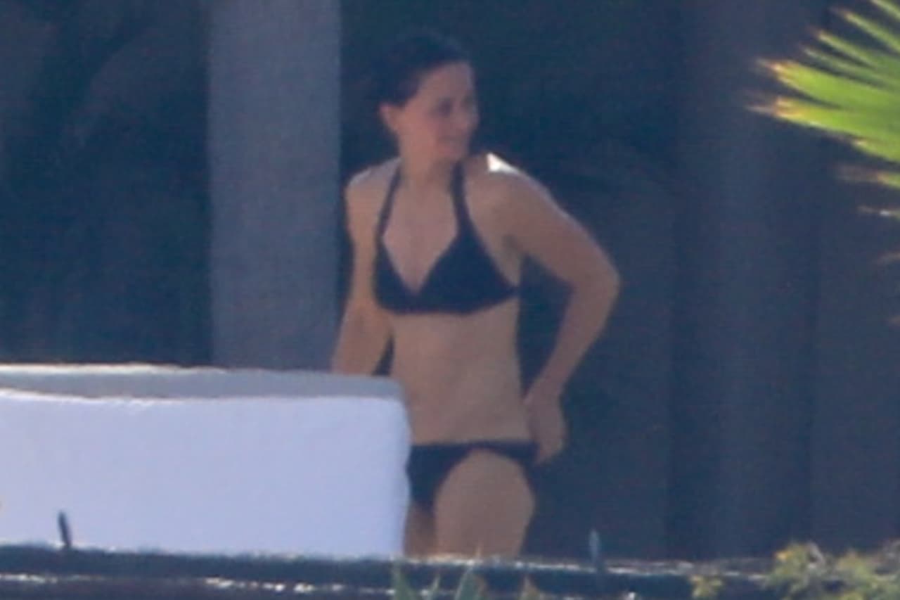 Y luego de refrescarse en el mar, Courteney Cox alcanzó a su amiga 'Jen' en la alberca y seguir gozando del sol playero.