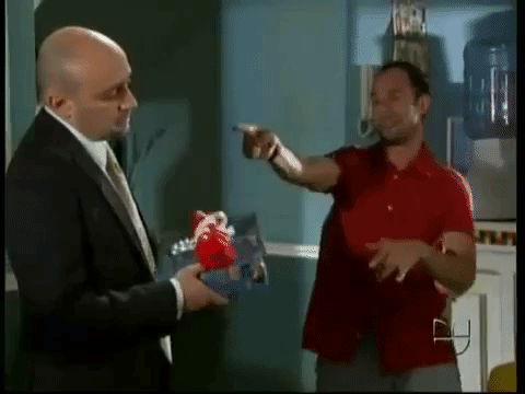 Pedro sorpernde a Luis