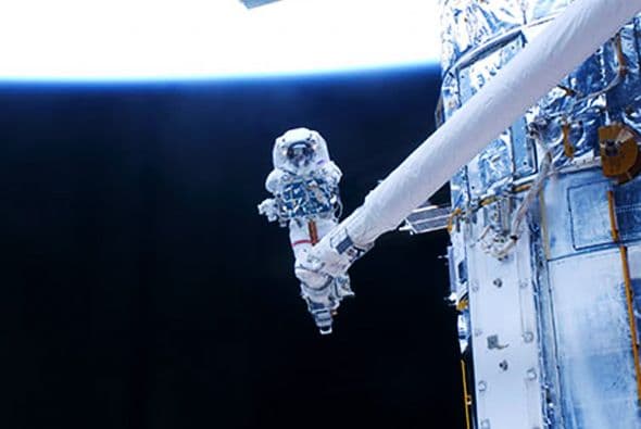 En mayo de 2009 los astronautas del transbordador "Atlantis" John Grunsfeld y Andrew Feustel, realizaron una misión de 11 días que comprendieron cinco caminatas espaciales para reparar el telescopio espacial Hubble y extender su vida útil.