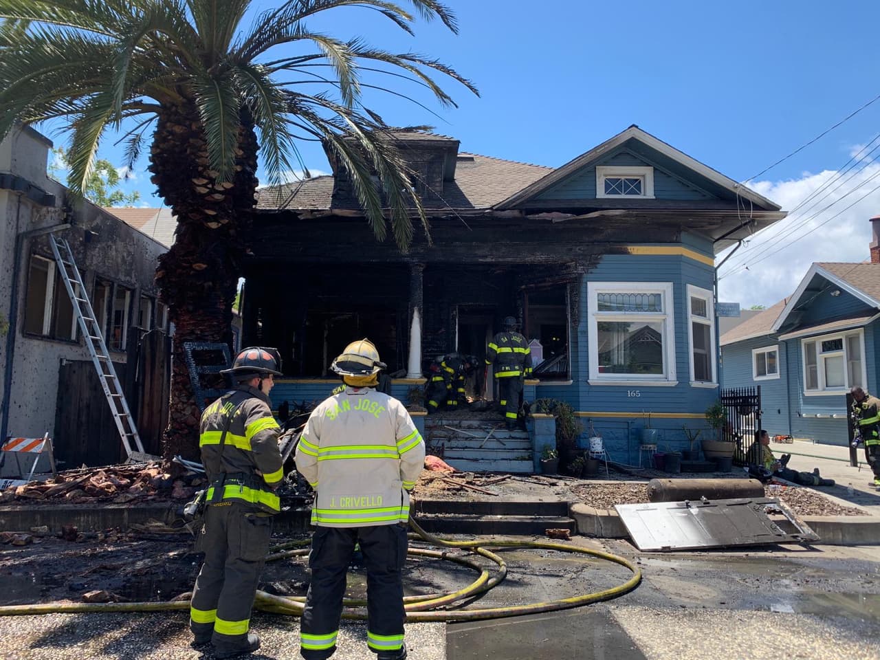 Los bomberos de San José investigan las causas de un incendio de dos alarmas que consumió una vivienda y afectó otra casa en el barrio Horace Mann.