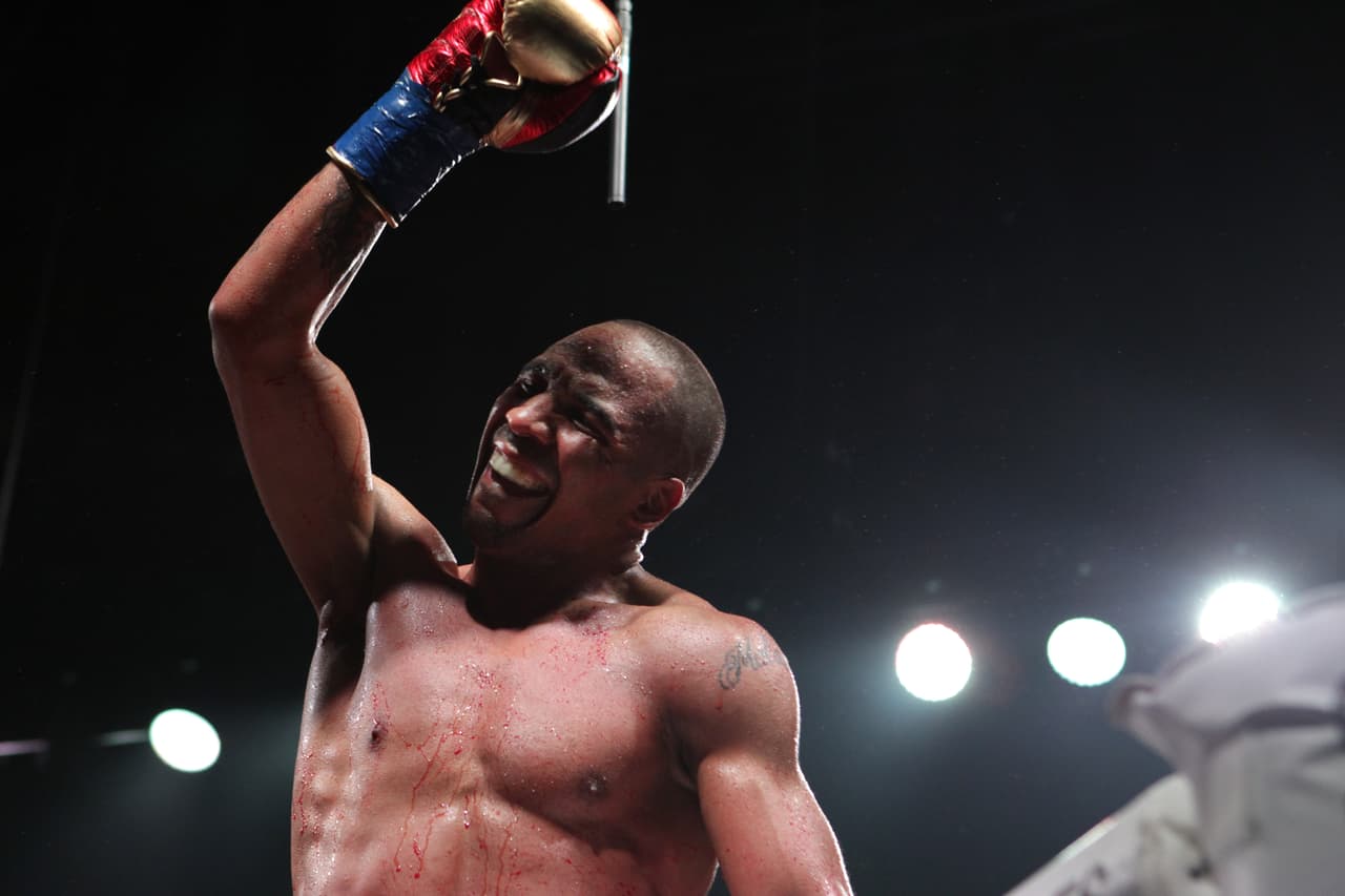 Andre Ward regresó y venció a Paul Smith