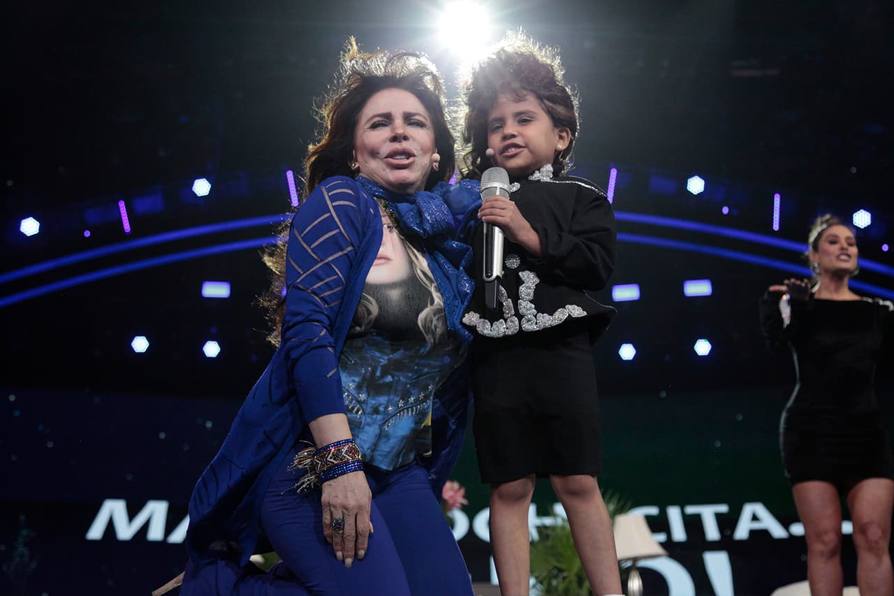 Tal como lo hacía en la época de los años 1990, con todo y un ventilador que agitaba su larga cabellera, 'La Vero' interpretó el tema al lado de Beba.