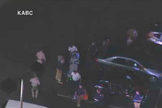 Durante su recorrido el hombre fue perseguido por aire, y las cámaras captaron que efectivamente la mujer forcejeaba con el sospechoso, poniendo en riesgo sus vidas y la de otros conductores. 
<br>