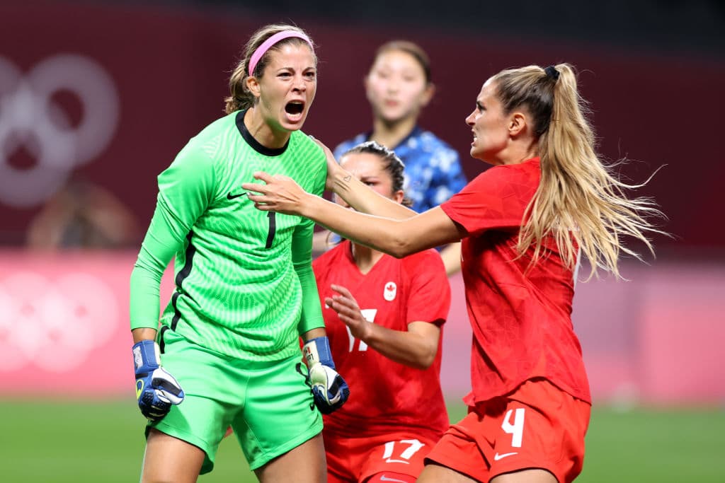 El equipo local no pudo ante Canadá y empataron 1-1 en su debut dentro del grupo E en Tokyo 2020. El equipo norteamericano abrió el marcador al minuto 6' con gol de Christine Sinclair pero la reacción nipona se dio al minuto 84' por parte de Mana Iwabuchi.