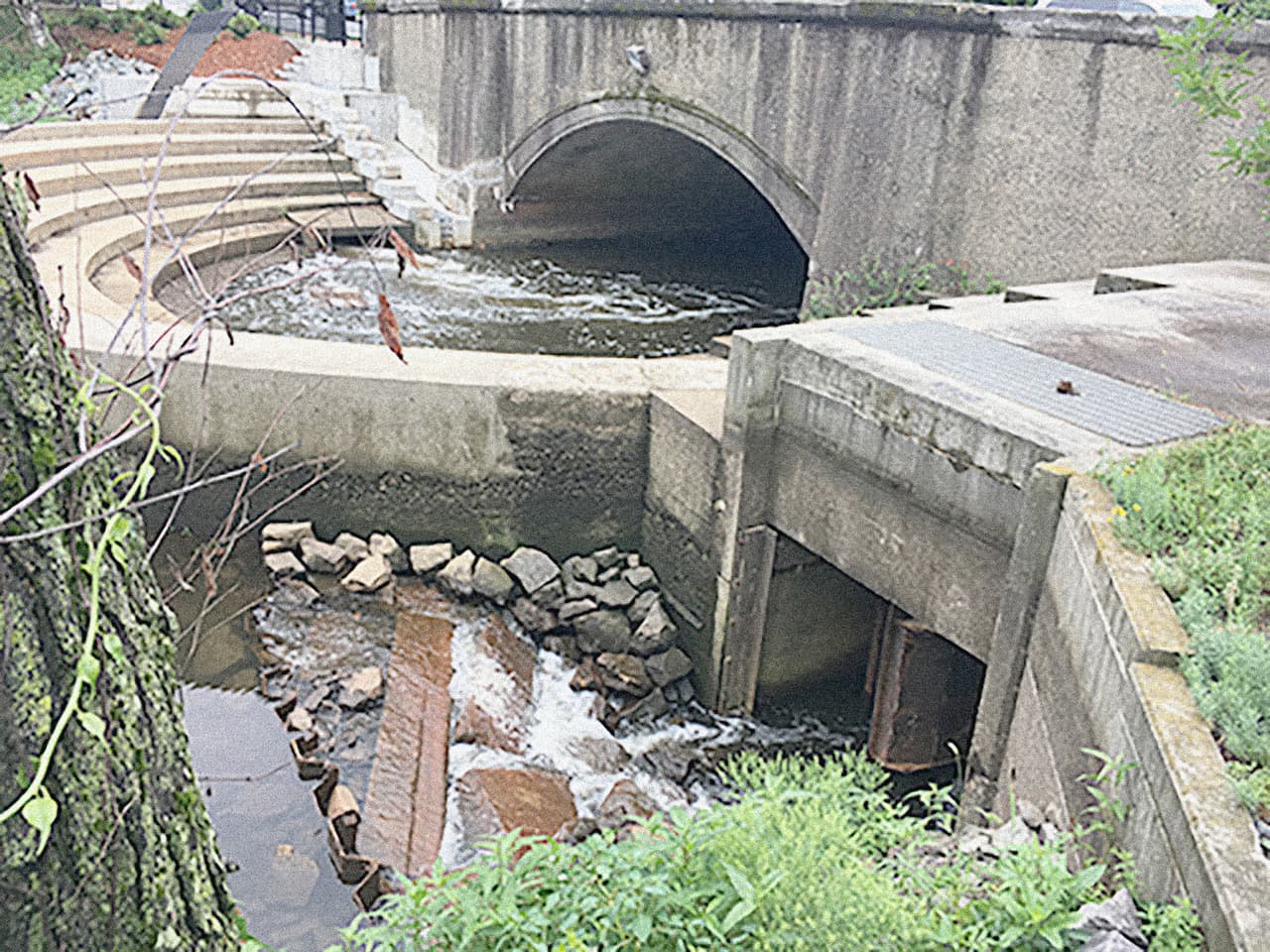 <b>Puesto 7. Industri-Plex, en Woburn, Massachusetts. 72.4 puntos en el sistema de clasificación de peligros. </b>En este lugar existe desde mediados del siglo XIX algún tipo de planta procesadora contaminante. Entre 1853 y 1931 se fabricaron insecticidas con plomo, arsénico, ácido acético y ácido sulfúrico. Más tarde, y hasta 1969, se fabricó pegamento a partir de la piel de animales. Los residuos de las pieles y la liberación de gases de sulfuro en el proceso crearon un ambiente tóxico que amenaza las residencias que se encuentran a menos de 3 millas del sitio. Entró en lista de la EPA en 1983, y la limpieza, que continúa hasta hoy, comenzó en 1986.