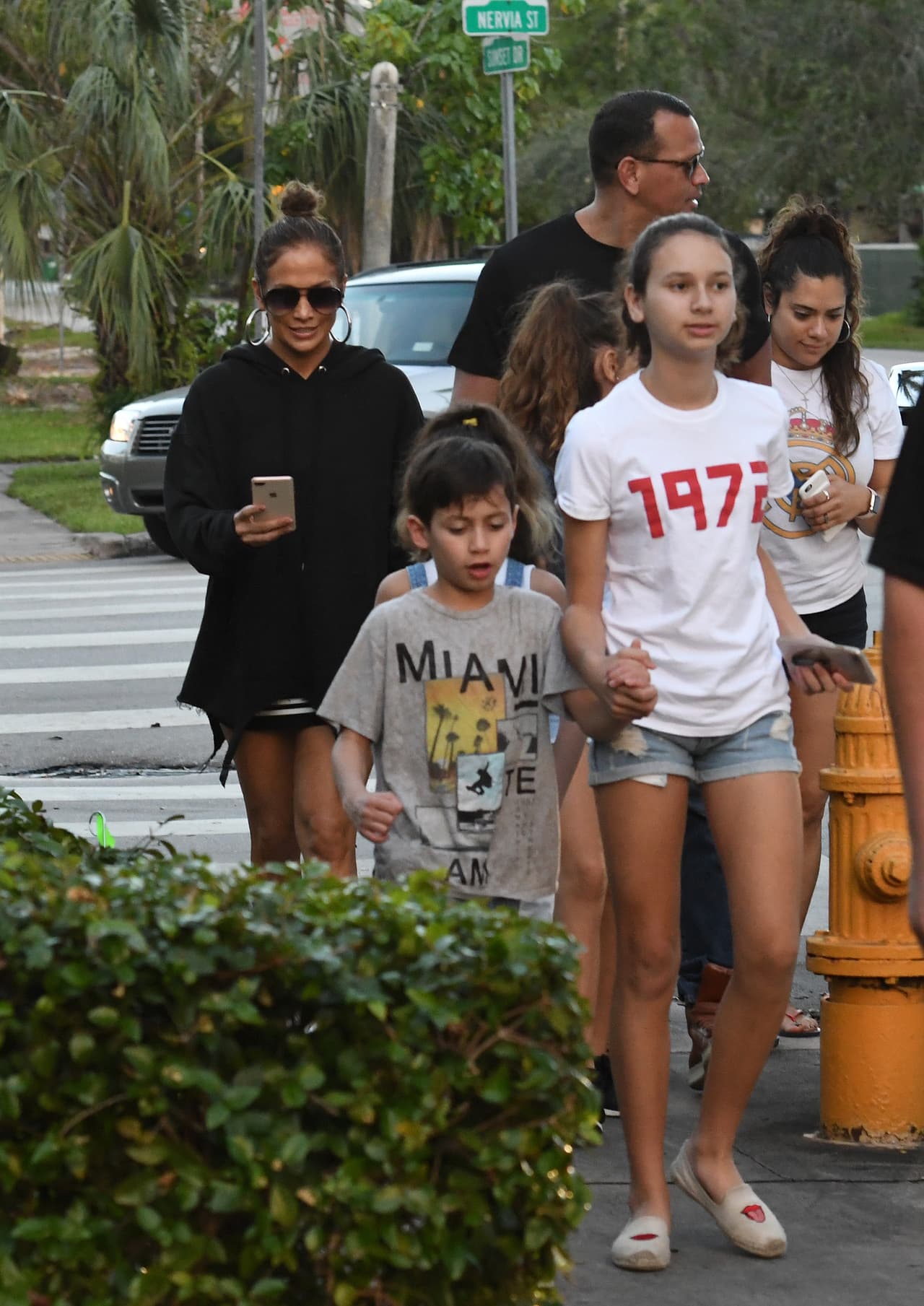 Ya el domingo, faltando horas para que todos retomaran sus rutinas, salieron a comer mantecados, contando con la compañía de Tiana, prima de JLo y una de las favoritas de los cuatro niños de la pareja: Max, Emme, Natasha y Ella.