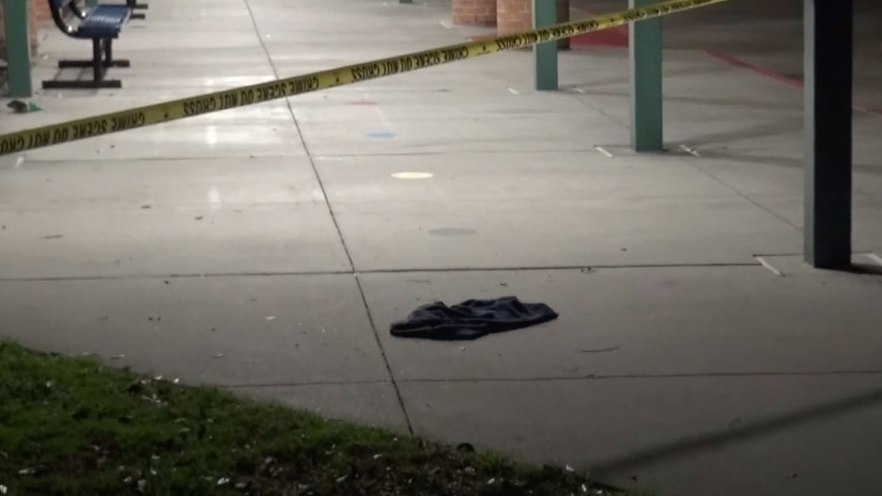 Hallan el cuerpo de un hombre con múltiples heridas de bala frente a una escuela primaria en el condado Harris