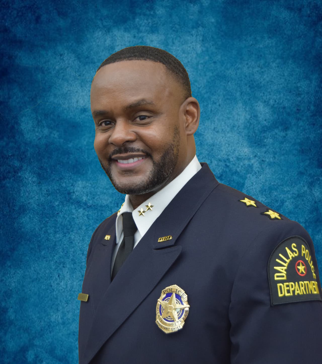 <b>Avery L. Moore</b> 
<br>
<br>Es un veterano de 30 años del Departamento de Policía de Dallas y comenzó su carrera como oficial de patrulla en 1990, sirviendo en varias asignaciones, incluido un instructor en la Academia de Policía de Dallas. Como teniente, el subjefe Moore sirvió en la Unidad de Respuesta a la Escena del Crimen, Tráfico y SWAT. Posteriormente ascendió al rango de Mayor, supervisando una división de patrulla donde implementó programas que redujeron la tasa de criminalidad durante doce meses consecutivos. En 2017, el subdirector Moore recibió su primera estrella y fue nombrado subdirector de la recién reorganizada East Patrol Bureau. En 2019, el Subjefe Moore obtuvo su segunda estrella, convirtiéndose en Subjefe de Policía y asumiendo el mando de Investigaciones y Tácticas. Actualmente, el Subdirector Moore está al mando de la Oficina de Investigaciones.
<br>
<br>Tiene una Maestría en Administración de la Universidad de Phoenix- Dallas, una Licenciatura en Justicia Criminal de la Universidad de Cameron y una Licenciatura en Psicología de la Universidad de Cameron.