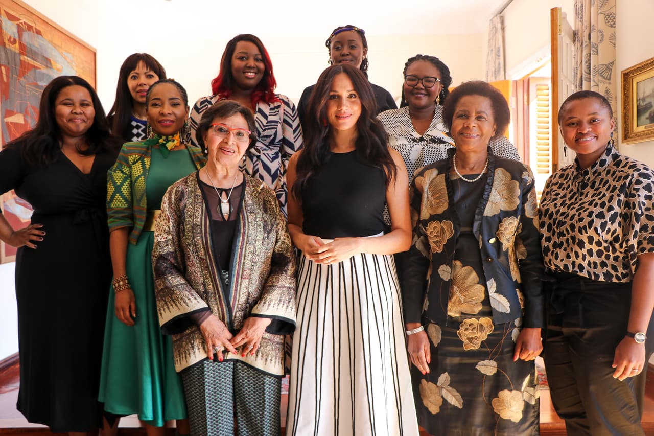 Durante su visita a África, la duquesa se ha reunido con diversas organizaciones, teniendo la oportunidad de 
<b><a href="https://www.univision.com/famosos/sentada-en-el-piso-y-sonriente-meghan-markle-regala-ropa-de-archie-en-un-gesto-con-mujeres-y-ninos-africanos-fotos">convivir mujeres y niños</a></b>.
