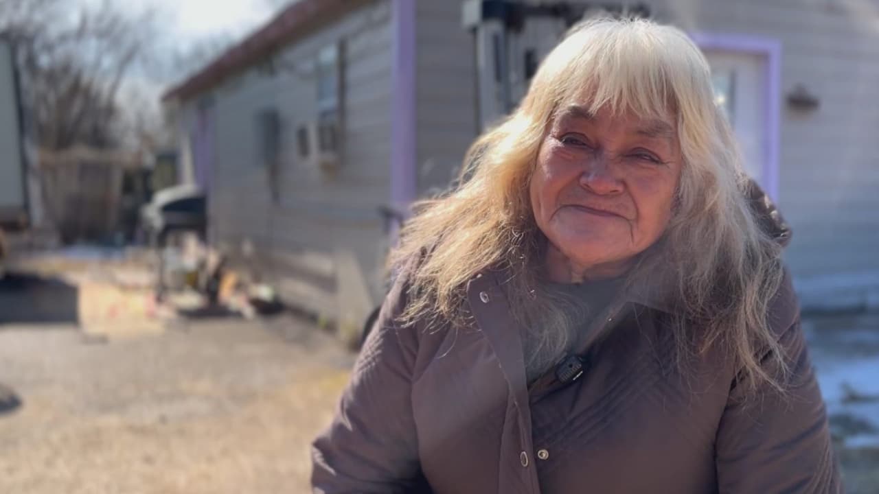 Abuela que vivía con sus nietos en el patio recibe ayuda de la comunidad de Arligton