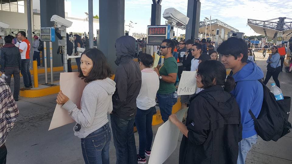 EEUU cierra por segundo día el acceso de vehículos a México por San Ysidro debido al 'gasolinazo'