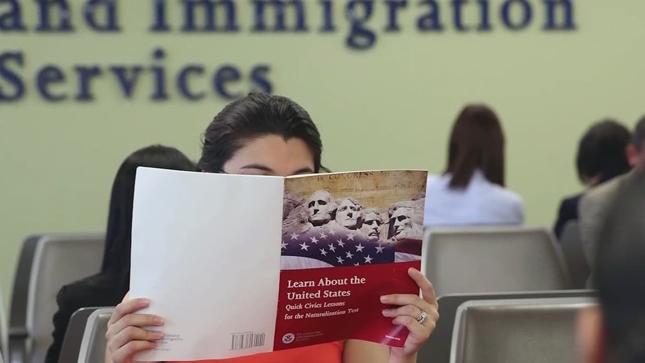 ¿En qué consiste la iniciativa del gobierno Trump que podría dificultar a inmigrantes obtener la Green Card?