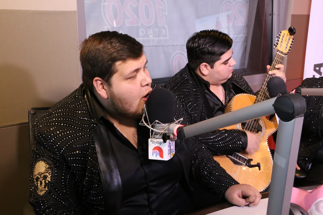 Hasta que finalmente se les ocurrió cantar una de sus famosas canciones.