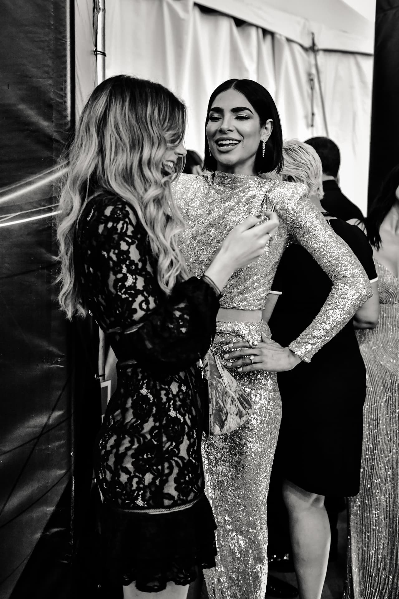 Alejandra Espinoza, glamurosa y muy sonriente.