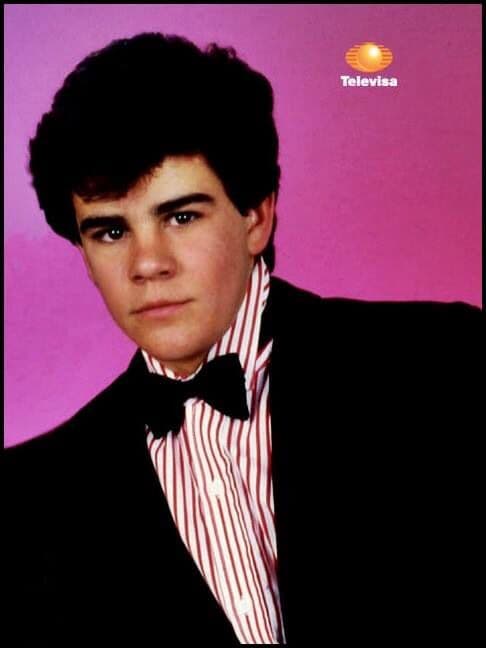 En
<b> 'Timbiriche' </b>fue considerado todo un galán y su carrera creció como la espuma.
<br>