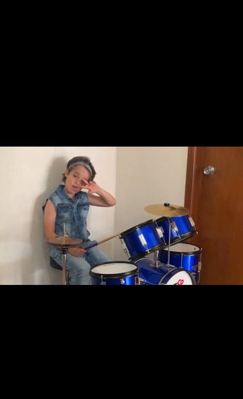 También reconoce que, en cuanto a travesuras, le ganan algunos de sus compañeros como la propia Claudia Álvarez. 
<br>