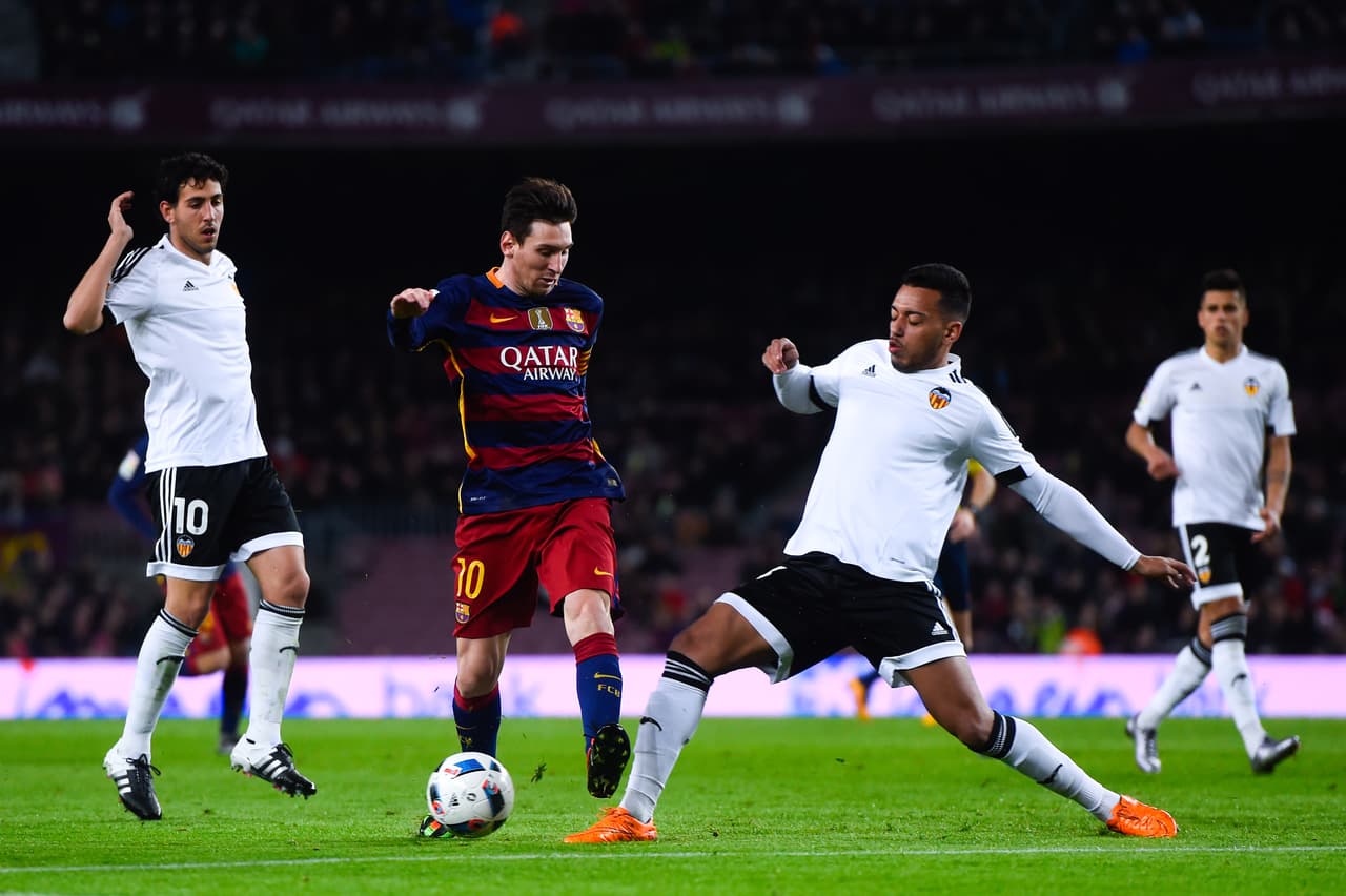 El portugués Rubén Vezo, mejor conocido solo como Vezo, es defensa central del Granada, pero hizo parte del Valencia y esa playera está en la colección de Messi. Imagen de la semifinal de la Copa del Rey de 2016.