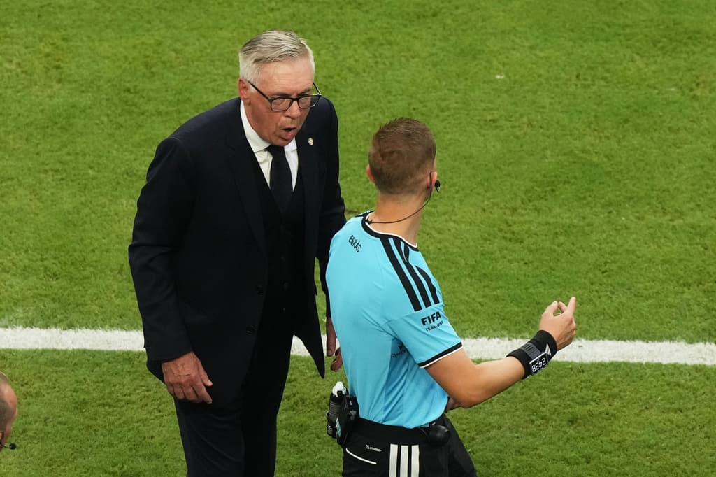 El entrenador de Brasil, Carlo Ancelotti, reacciona ante la decisión arbitral de anular un gol.