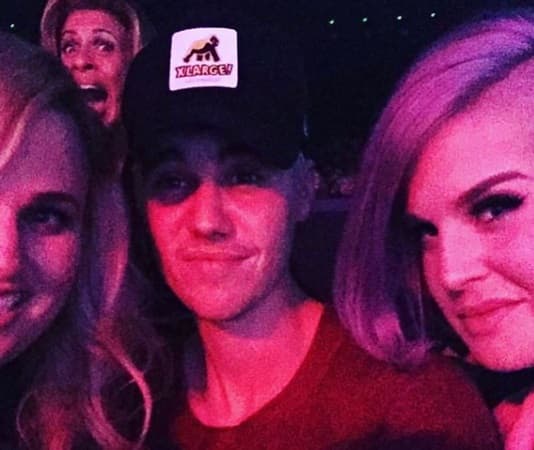 Las estrellas hicieron acto de presencia en la gran noche de Jennifer Lopez. Justin Bieber, Kelly Osbourne y la actriz Rebel Wilson estuvieron en primera fila.