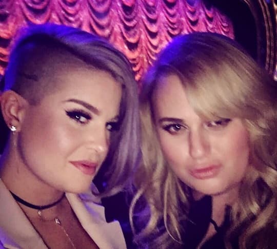 "Dos sexys $%%$# están listas para ver a @jlo!... #WaitingForTonigh", publicó Kelly.