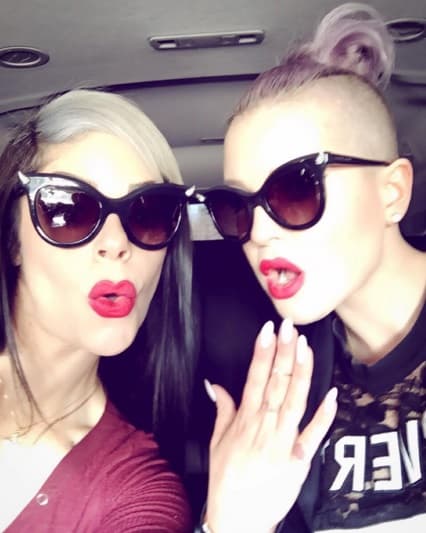 Horas antes del show, Osbourne anunció a todos lo emocionada que estaba de llegar a Las Vegas para ver a la 'Diva del Bronx'. "¡Listas o no Vegas aquí vamos! Muchas gracias @Jlo por tu invitación personal a la noche de apertura de #AlliHave No puedo esperar por verte...".