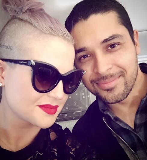 Por supuesto, Kelly también anduvo imparable y no dejó de tomarse selfies con su gran amigo Wilmer Valderrama, que también fue otro de los esperados invitados, aunque apareció sin Demi.