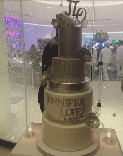 También nos enteramos que JLo fue consentida con este pastel de varios pisos para celebrar su llegada a Las Vegas.