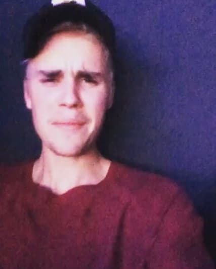 En las redes sociales fueron publicados algunos videos en donde se le observa cantando, feliz de la gran invitación que le hizo directamente la 'Diva del Bronx'.