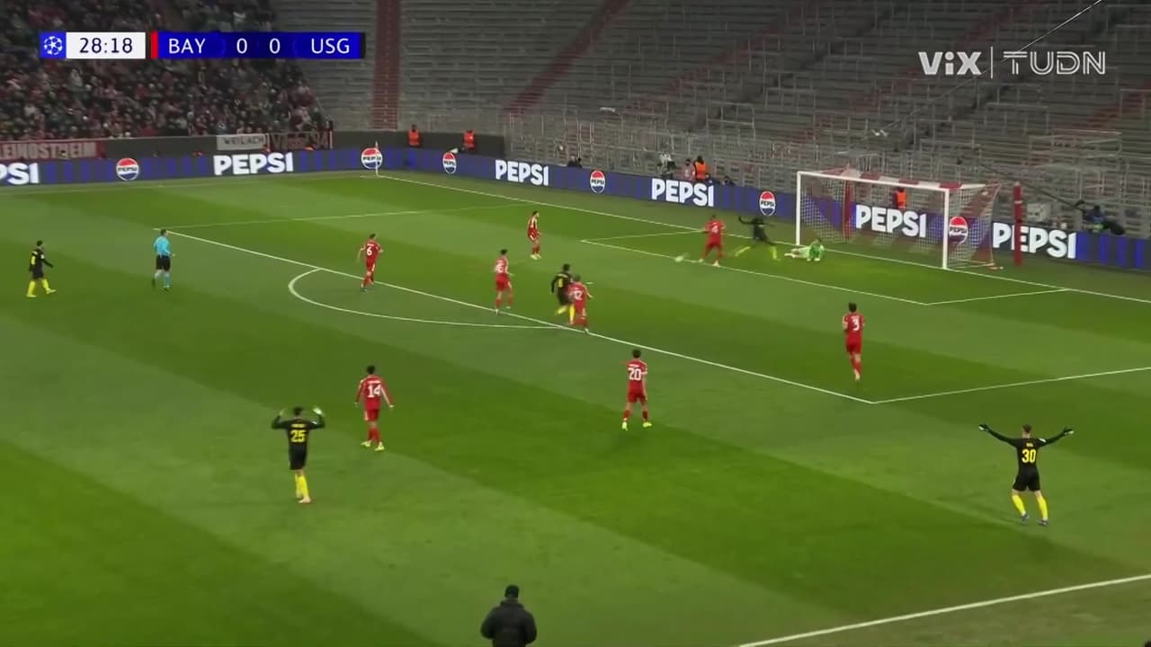 ¡ATAJADOTA! Manuel Neuer salva al Bayern del primer tanto en contra