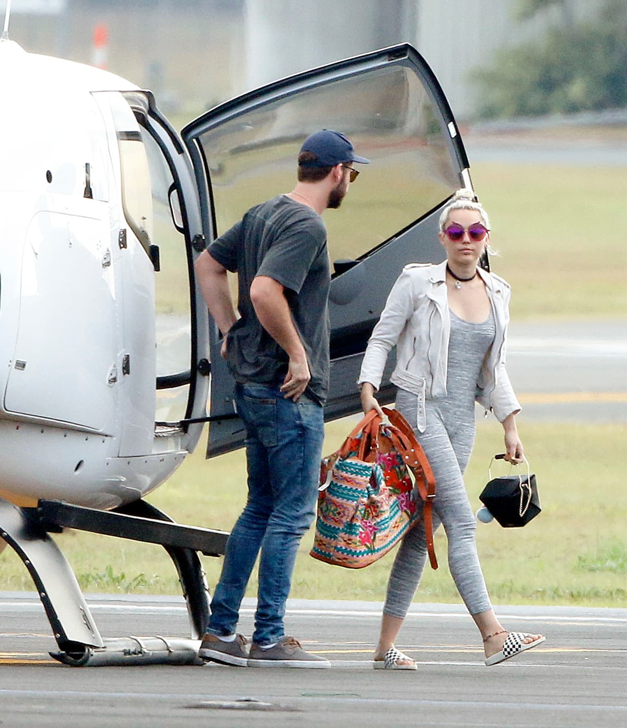 Miley y Liam no se sueltan ni a sol, ni a sombra y ahora han llevado su amor por los cielos.