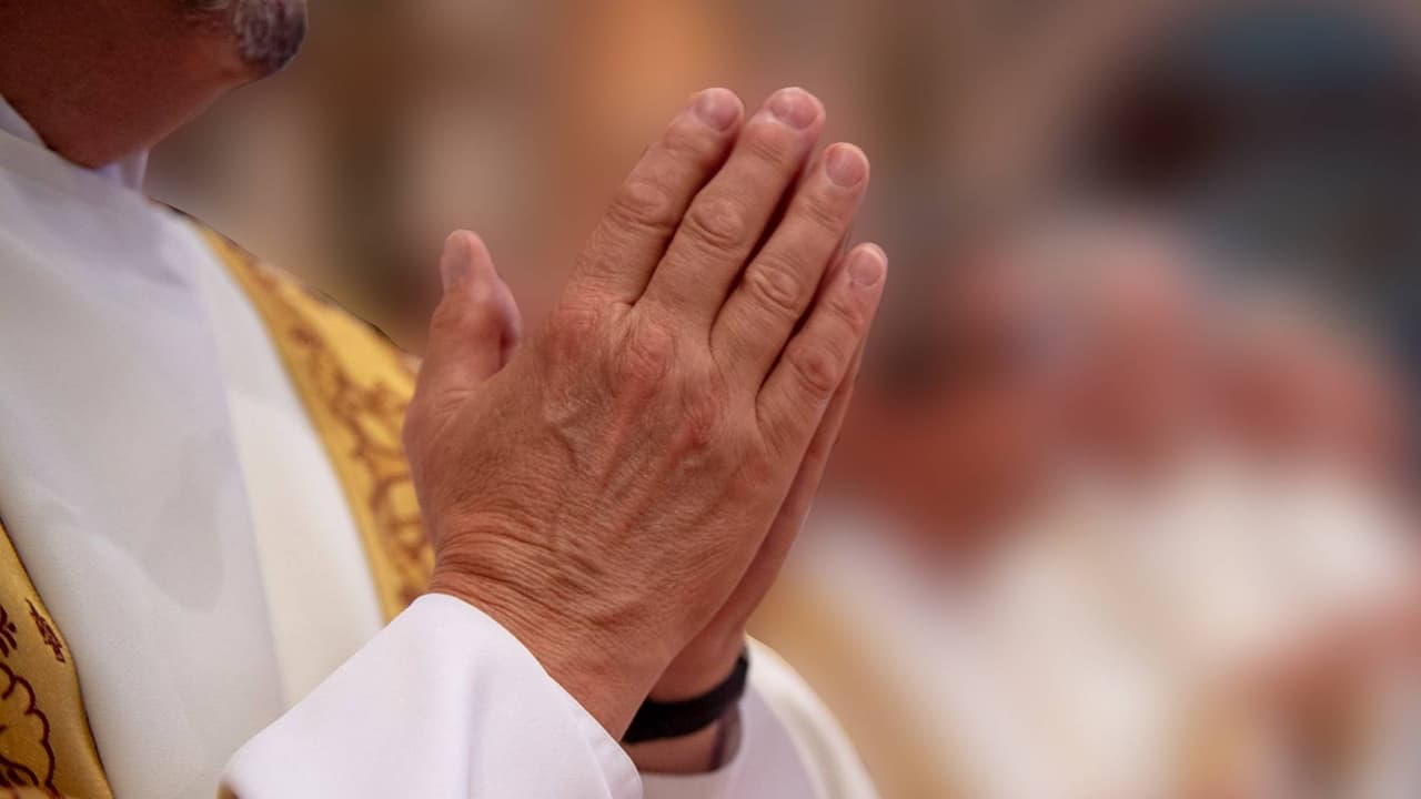 Buscan a sacerdote de la Diócesis de Sacramento acusado de abuso infantil