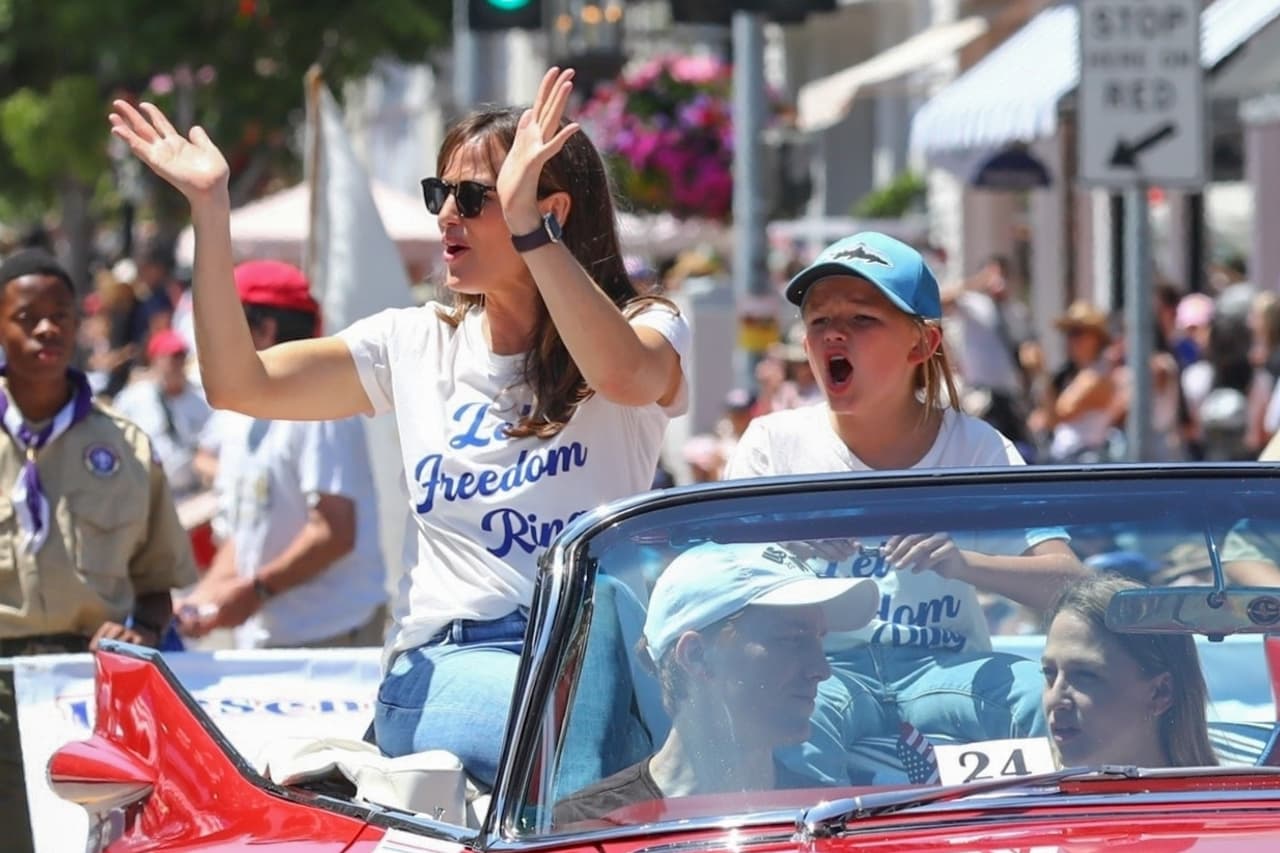 Después de días agitados, el hijo de Ben Affleck se reencontró con su madre, la actriz Jennifer Garner. Madre e hijo dieron un paseo a bordo de un convertible rojo.
<br>