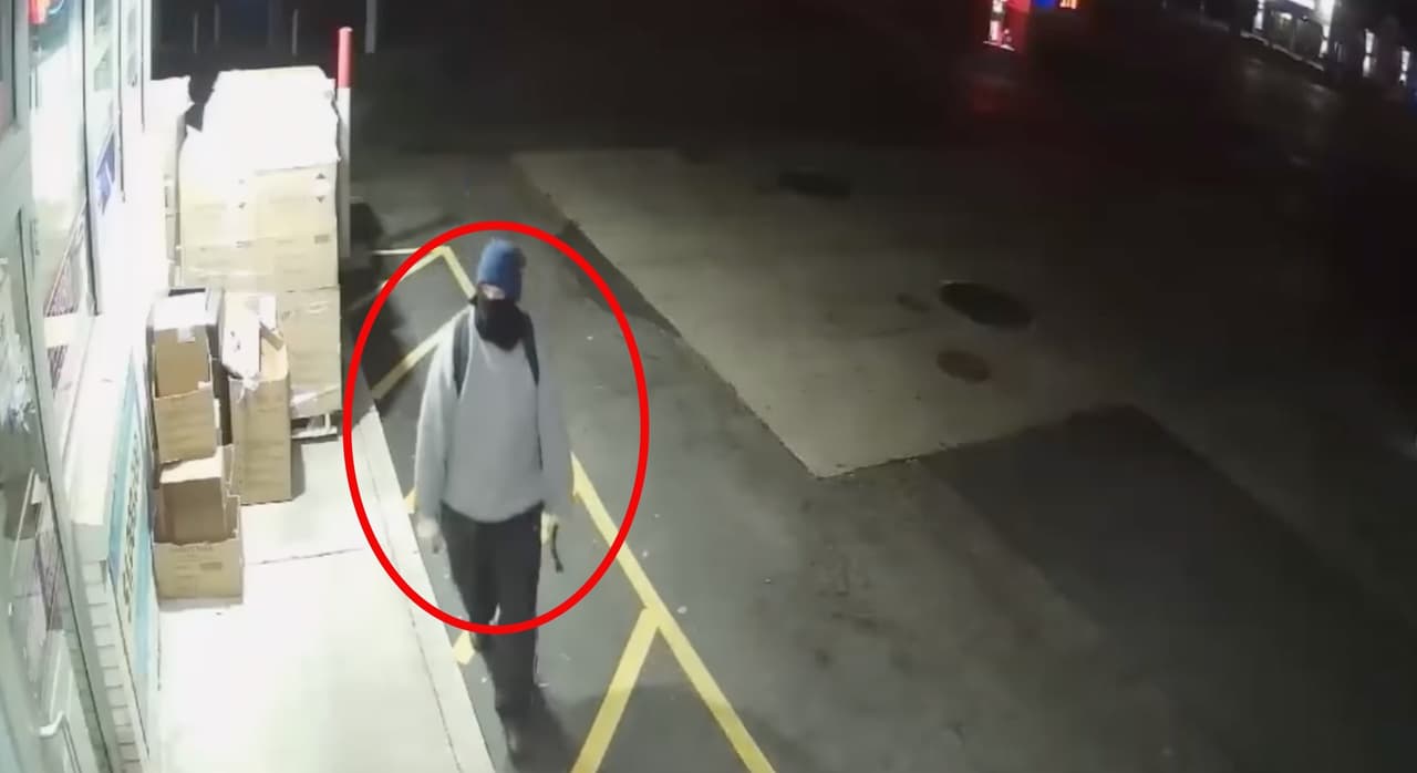 Ladrón irrumpe en gasolinera para robar dinero y cigarrillos; policía lo busca
