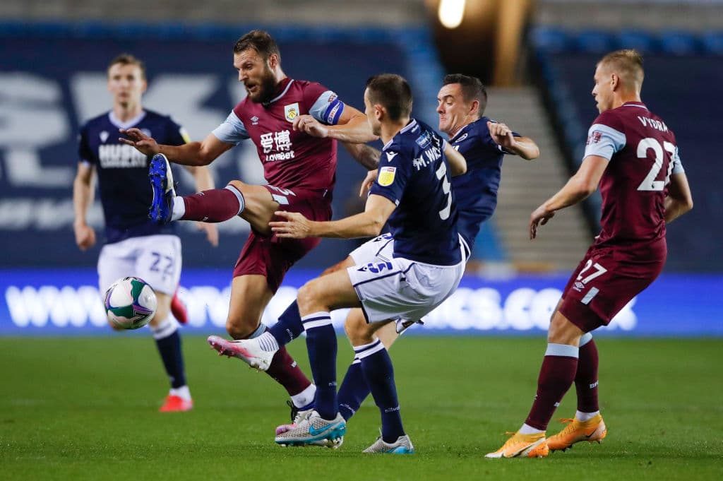 Josh Brownhill (45’) y Matej Vydra (90+3’) hicieron los tantos del juego.