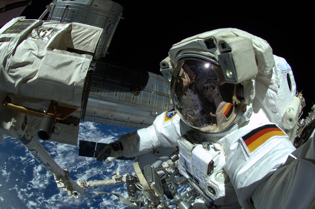 <b>Autorretrato espacial, 2014.</b> El astronauta alemán Alexander Gerst estiró su brazo para lograr una buena selfie, durante una caminata fuera de la Estación Espacial Internacional.