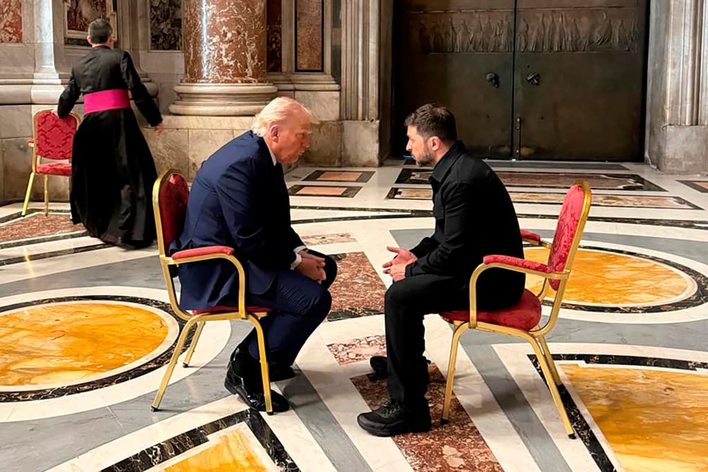 La visita al Vaticano para los actos de despedida del papa Francisco, también permitió un breve encuentro entre Trump y Zelensky. Ocurrió poco antes de la misa de funeral en un salón de la Basílica de San Pedro.